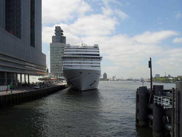 Cruiseschip ms MSC Magnifica van MSC Cruises aan de Cruise Terminal Rotterdam